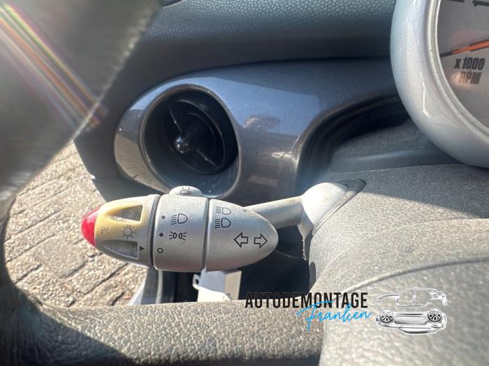 Używane Przelacznik kierunkowskazu Austin Mini Open (R52) 1.6 16V Cooper Cena na żądanie oferowane przez Franken Autodemontage B.V.