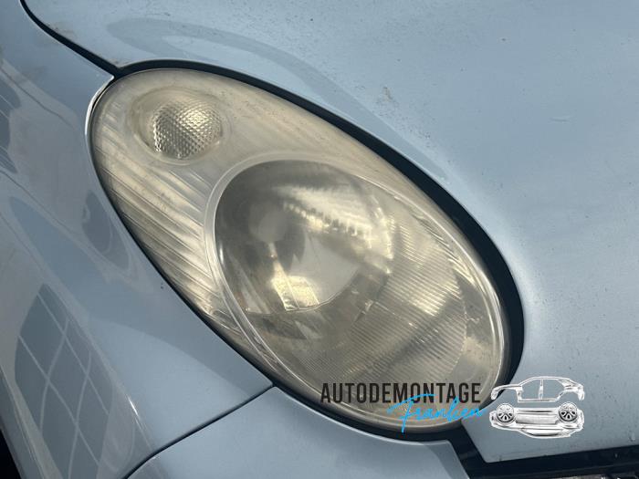 Używane Reflektor prawy Nissan Micra (K12) Cena na żądanie oferowane przez Franken Autodemontage B.V.
