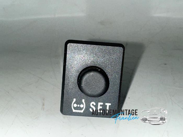 Gebrauchte Schalter Toyota Yaris III (P13) 1.5 16V Hybrid Preis € 10,00 Margenregelung angeboten von Franken Autodemontage B.V.