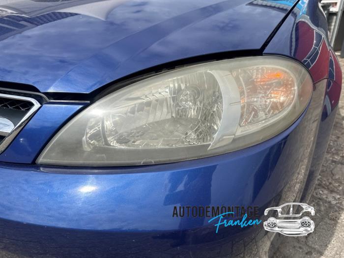 Używane Reflektor lewy Chevrolet Lacetti (KLAN) 1.4 16V Cena na żądanie oferowane przez Franken Autodemontage B.V.