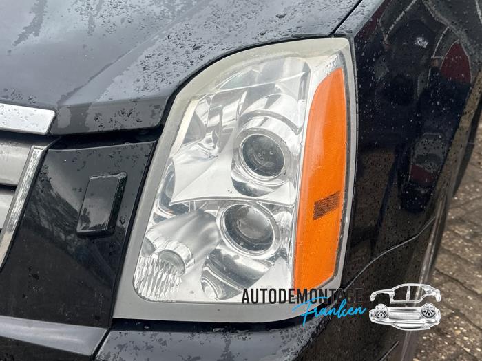 Używane Reflektor lewy Cadillac SRX 4.6 V8 32V AWD Cena na żądanie oferowane przez Franken Autodemontage B.V.