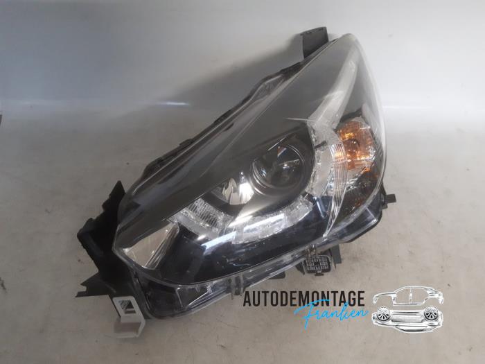 Używane Reflektor lewy Mazda 2 (DJ/DL) 1.5 SkyActiv-G 90 Cena € 350,00 Procedura marży oferowane przez Franken Autodemontage B.V.