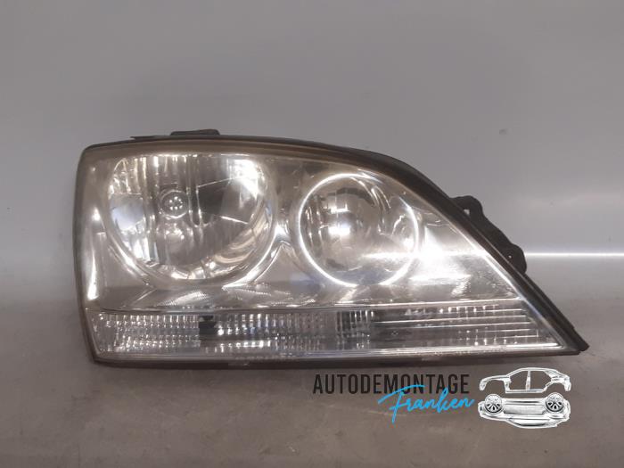 Używane Reflektor prawy Kia Sorento I (JC) 2.4 16V Cena € 50,00 Procedura marży oferowane przez Franken Autodemontage B.V.