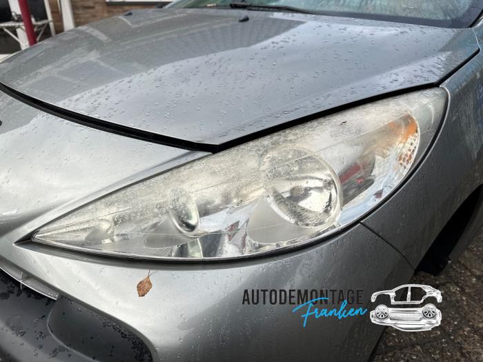 Używane Reflektor lewy Peugeot 207 CC (WB) 1.6 16V Cena na żądanie oferowane przez Franken Autodemontage B.V.