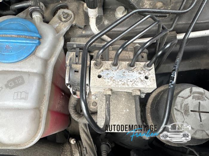 ABS Pumpe van een Audi Q5 (8RB) 2.0 TDI 16V Quattro 2012