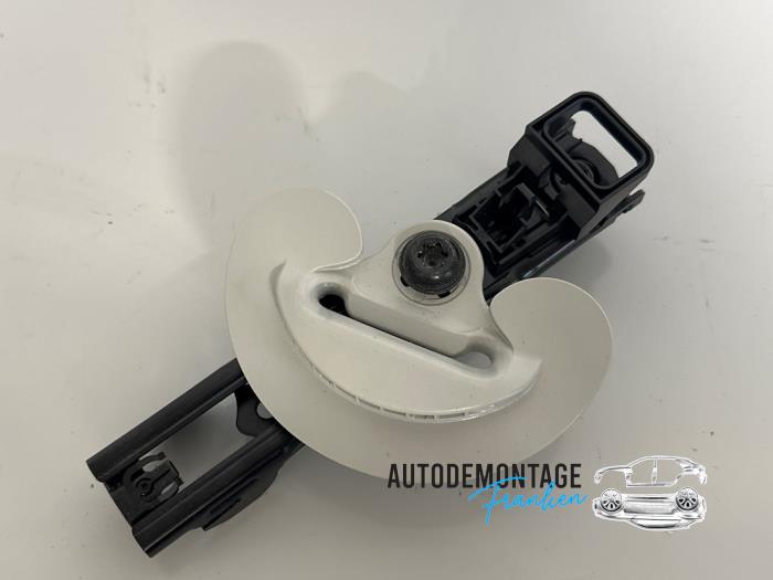 Seatbelt height adjuster