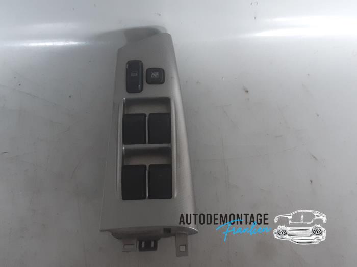 Usados Interruptor de ventanilla eléctrica Toyota Corolla (E12) 2.0 D-4D 16V 90 Precio € 40,00 Norma de margen ofrecido por Franken Autodemontage B.V.