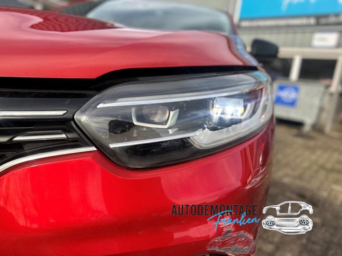 Używane Reflektor lewy Renault Kadjar (RFEH) 1.5 Blue dCi Cena na żądanie oferowane przez Franken Autodemontage B.V.
