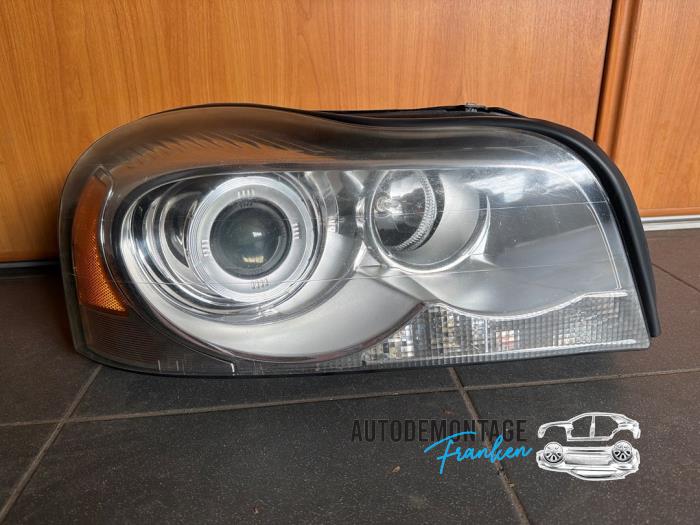 Używane Reflektor prawy Volvo XC90 I 2.4 D5 20V Cena € 450,00 Procedura marży oferowane przez Franken Autodemontage B.V.