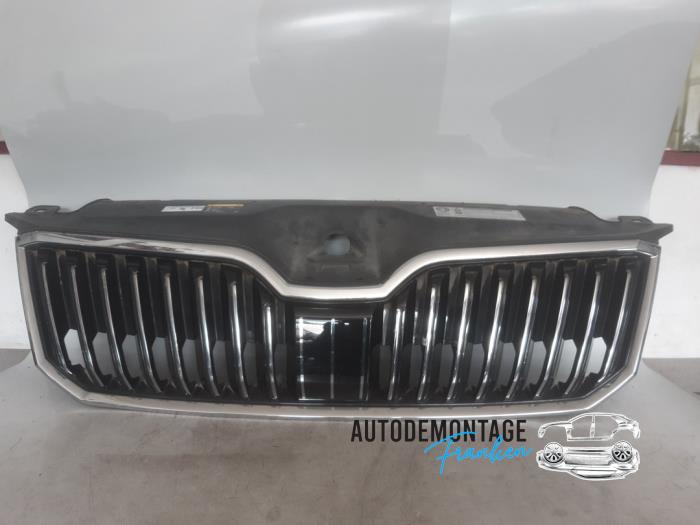 Używane Grill Skoda Superb Combi (3V5) 2.0 TDI Cena na żądanie oferowane przez Franken Autodemontage B.V.