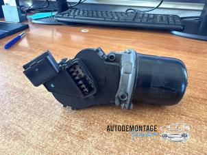 Used Front wiper motor Renault Clio II (BB/CB) 1.2 16V Price on request offered by Franken Autodemontage B.V.