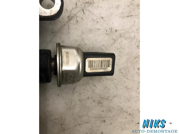 Fuel injector nozzle from a Peugeot 308 SW (4E/H) 2.0 HDi 16V FAP 2008