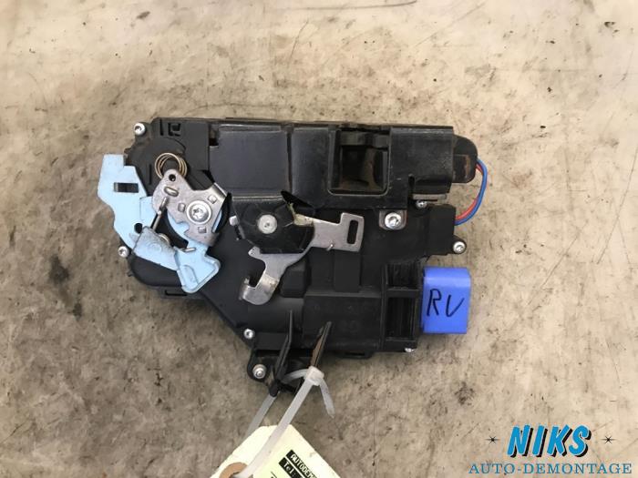 Door lock mechanism 2-door, right from a Volkswagen Caddy 2009