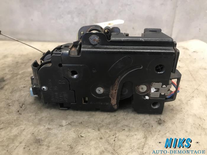 Door lock mechanism 2-door, right from a Volkswagen Caddy 2009