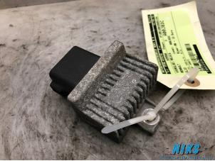 Used Glow plug relay Renault Clio III (BR/CR) 1.5 dCi 70 Price on request offered by Niks autodemontage