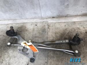Used Wiper mechanism Toyota Yaris II (P9) 1.0 12V VVT-i Price on request offered by Niks autodemontage