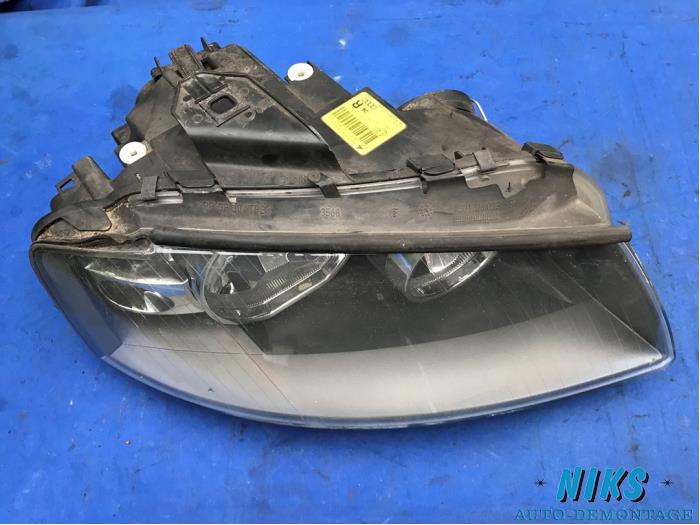 Headlight, right from a Audi A3 2003