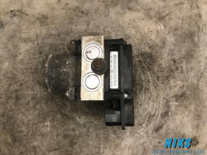 Usagé Bloc ABS Opel Vivaro 2.0 CDTI Prix sur demande proposé par Niks autodemontage