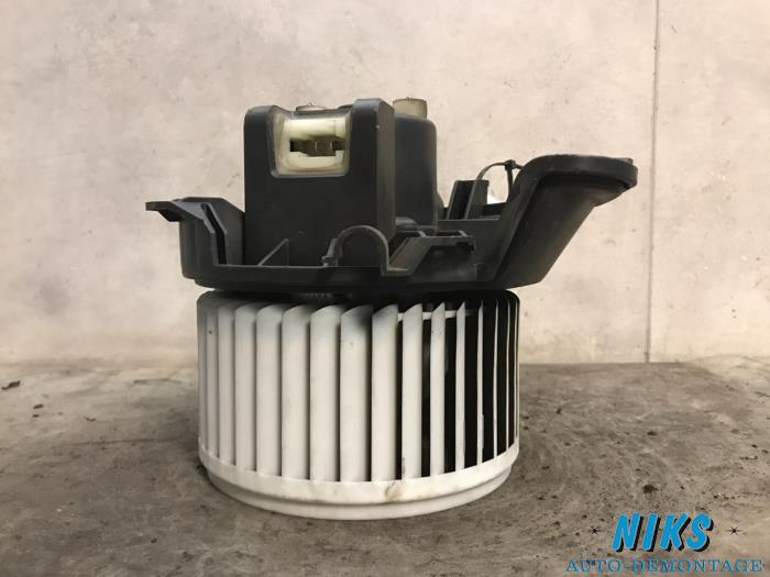 Heating and ventilation fan motor from a Fiat Punto II (188)  2008