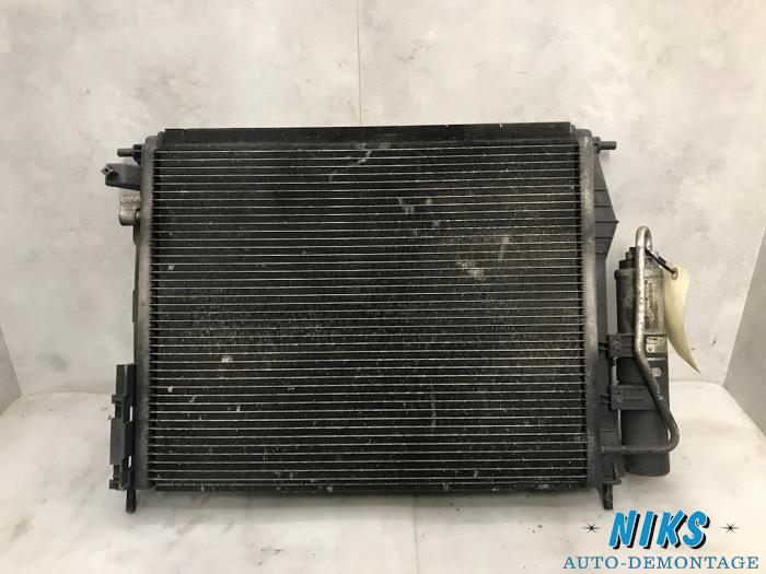 Radiator from a Renault Clio II (BB/CB) 1.6 16V 2004