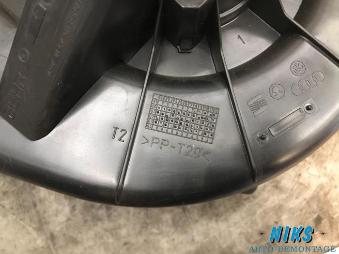 Heating and ventilation fan motor from a Skoda Fabia (6Y5) 1.4i 16V 2004