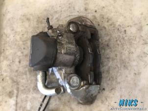 Used Rear brake calliper, right Renault Clio II (BB/CB) 1.6 16V Price on request offered by Niks autodemontage