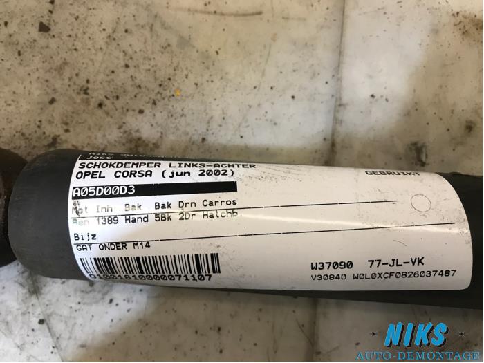 Rear shock absorber, left from a Opel Corsa C (F08/68) 1.4 16V 2002