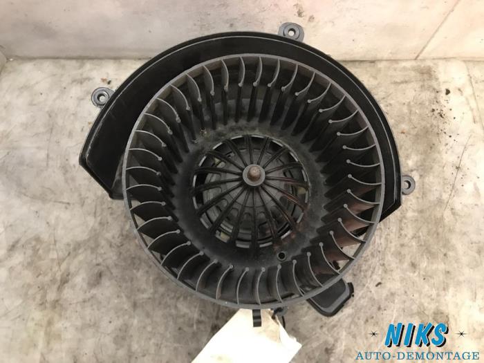 Heating and ventilation fan motor from a Opel Astra 1998
