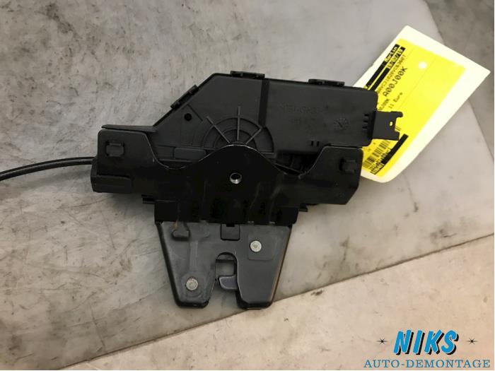 Tailgate lock mechanism from a BMW 3 serie (E90) 320d 16V 2007