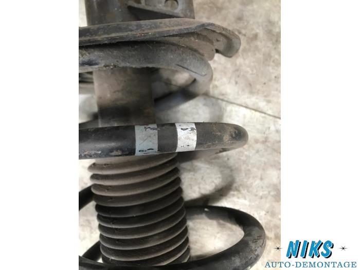 Front shock absorber rod, right from a Nissan Qashqai (J10) 2.0 dCi 4x4 2009