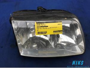Used Headlight, right Volkswagen Polo III (6N2) 1.9 SDI Price on request offered by Niks autodemontage