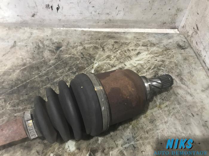 Front drive shaft, left from a Nissan Micra (K11) 1.0 L,LX 16V 1995