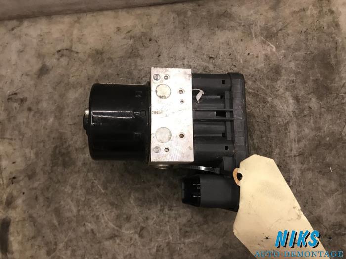 Usagé Pompe ABS Mazda 5 (CR19) 1.8i 16V Prix sur demande proposé par Niks autodemontage