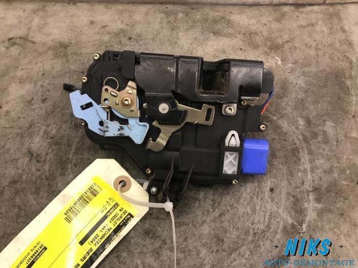 Serrure portière mécanique 2portes droite d'un Volkswagen Caddy III (2KA,2KH,2CA,2CH) 2.0 SDI 2004