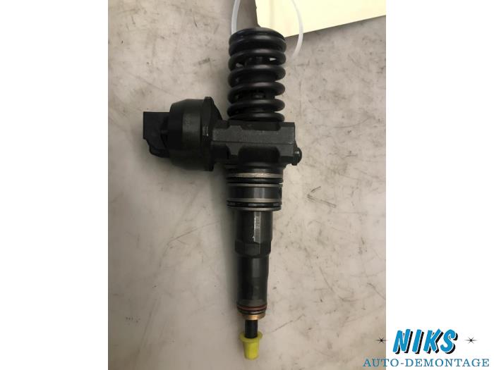 Injector (diesel) from a Volkswagen Polo IV (9N1/2/3) 1.4 TDI 70 2006