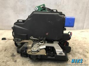 Used Door lock mechanism 2-door, right Volkswagen Polo IV (9N1/2/3) 1.4 16V Price on request offered by Niks autodemontage