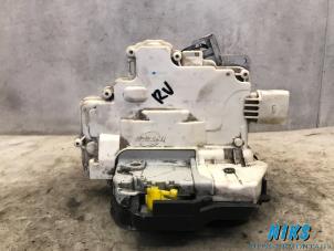 Used Front door lock mechanism 4-door, right Audi A6 Avant (C6) 2.7 TDI V6 24V Price on request offered by Niks autodemontage