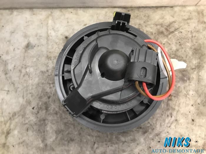 Heating and ventilation fan motor from a Dacia Logan MCV III/Sandero Wagon (SD07) 0.9 TCe 90 12V 2017