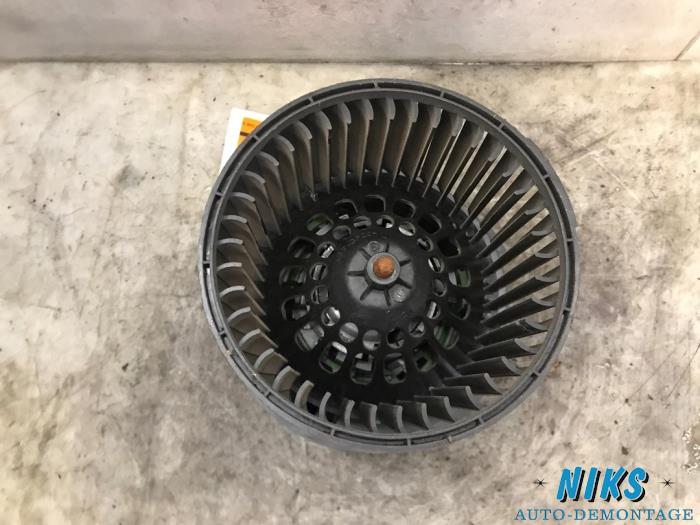 Heating and ventilation fan motor from a Dacia Logan MCV III/Sandero Wagon (SD07) 0.9 TCe 90 12V 2017