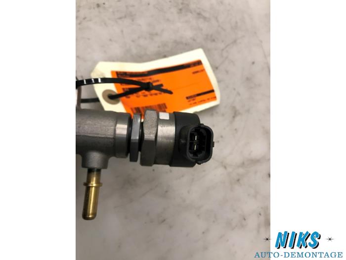 Fuel injector nozzle from a Nissan Qashqai (J10) 2.0 dCi 4x4 2009