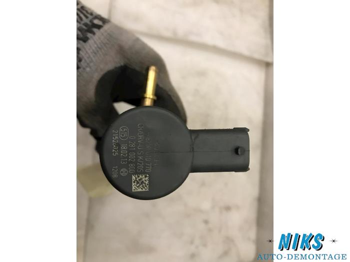 Fuel injector nozzle from a Nissan Qashqai (J10) 2.0 dCi 4x4 2009