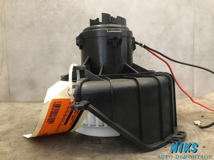 Heating and ventilation fan motor from a Opel Astra H SW (L35) 1.9 CDTi 100 2007