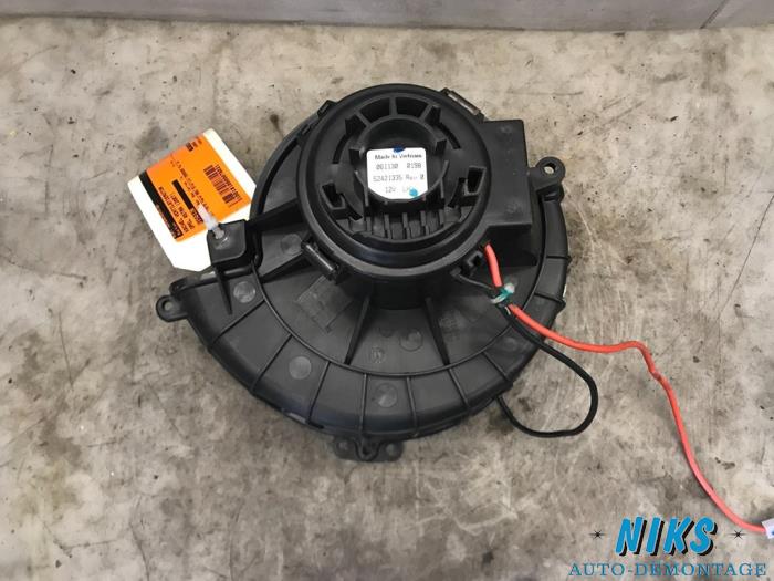 Heating and ventilation fan motor from a Opel Astra H SW (L35) 1.9 CDTi 100 2007