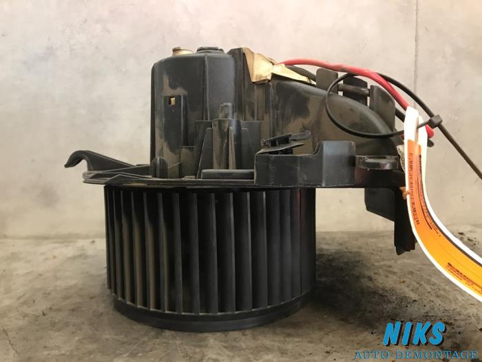 Heating and ventilation fan motor from a Citroën Jumpy (G9) 1.6 HDI 16V 2008