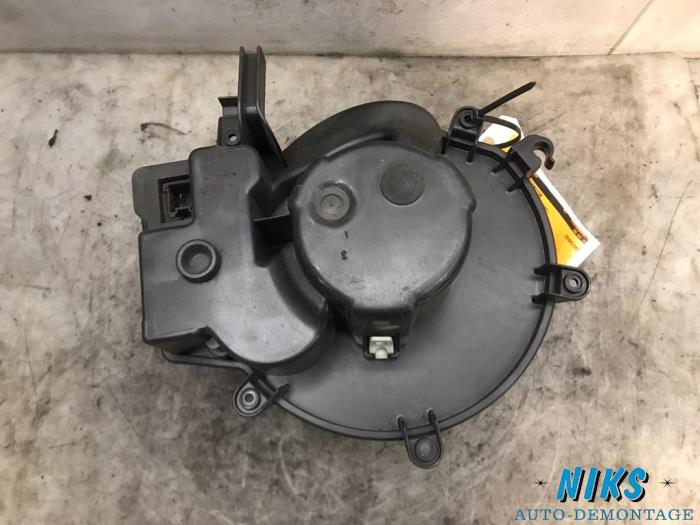 Heating and ventilation fan motor from a Mercedes-Benz C (W203) 2.0 C-200K 16V 2000
