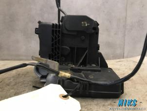 Used Front door lock mechanism 4-door, right Mercedes C (W203) 2.0 C-200K 16V Price on request offered by Niks autodemontage
