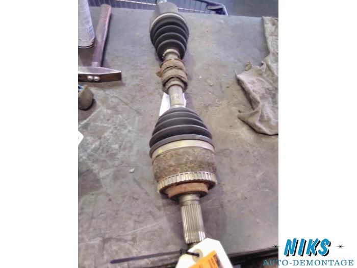 Front drive shaft, left from a Nissan Primera Wagon (W12) 1.9 dCi 2005