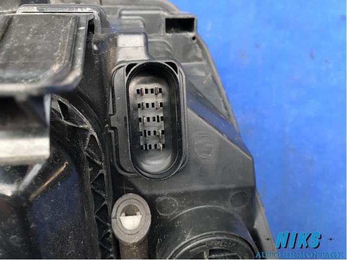 Headlight, left from a Ford Focus 2 Wagon 1.6 16V 2005