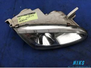 Used Headlight, right Hyundai Coupe 2.0i 16V Price on request offered by Niks autodemontage