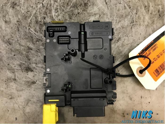 Module (miscellaneous) from a Volkswagen Passat Variant (3C5) 1.6 FSI 16V 2007